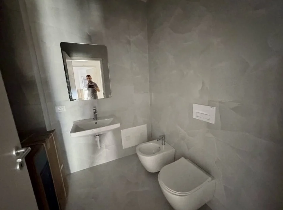 Tirane, jepet me qera apartament 2+1+Ballkon Kati 5, 80 m² 550 € (Rruga Pasho Hysa)