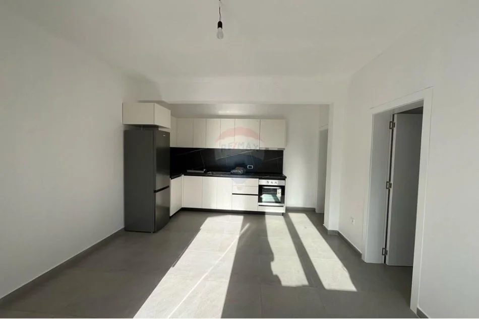 Tirane, jepet me qera apartament 2+1 , 80 m² 250 € (Babrru)