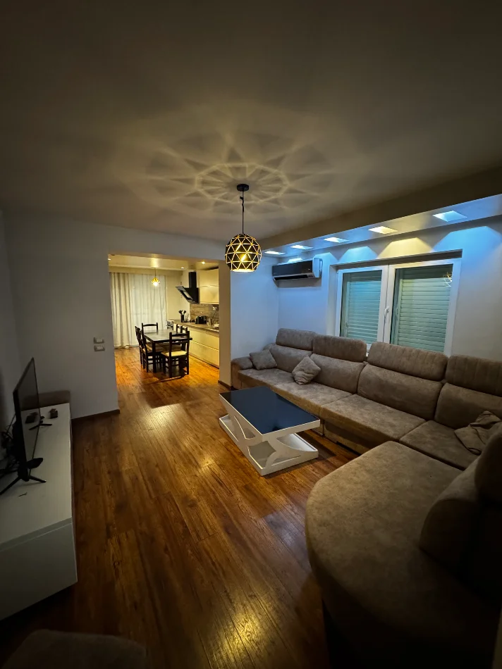 Tirane, jepet me qera apartament 2+1 Kati 2, 1.050 € (Rruga e Kosovareve)