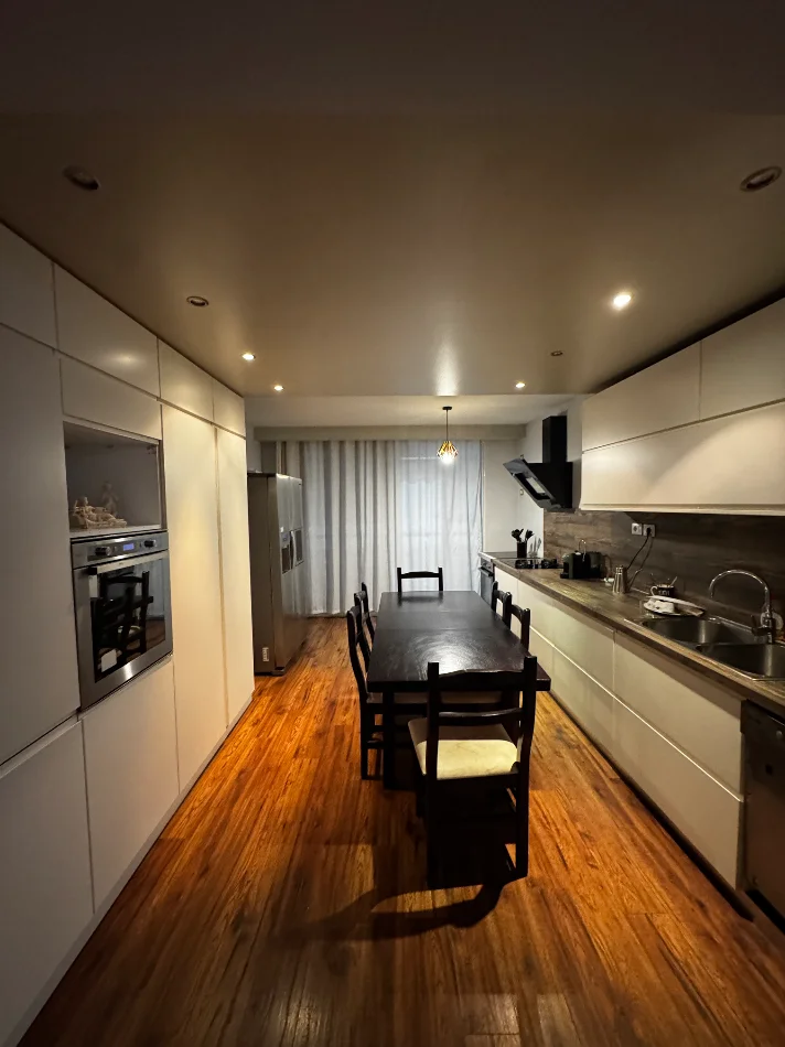 Tirane, jepet me qera apartament 2+1 Kati 2, 1.050 € (Rruga e Kosovareve)