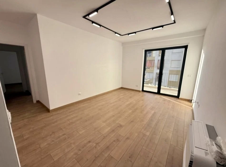 Tirane, jepet me qera apartament 2+1+Ballkon Kati 2, 92 m² 600 € (Stacioni i Trenit)