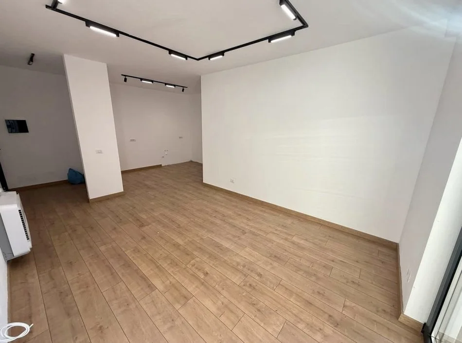 Tirane, jepet me qera apartament 2+1+Ballkon Kati 2, 92 m² 600 € (Stacioni i Trenit)