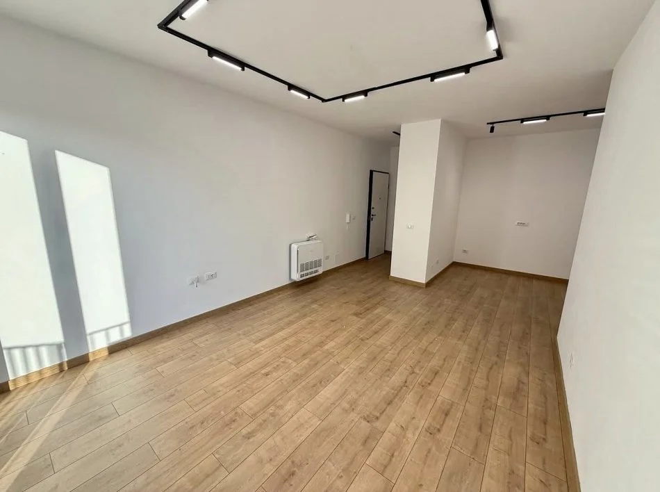 Tirane, jepet me qera apartament 2+1+Ballkon Kati 2, 92 m² 600 € (Stacioni i Trenit)