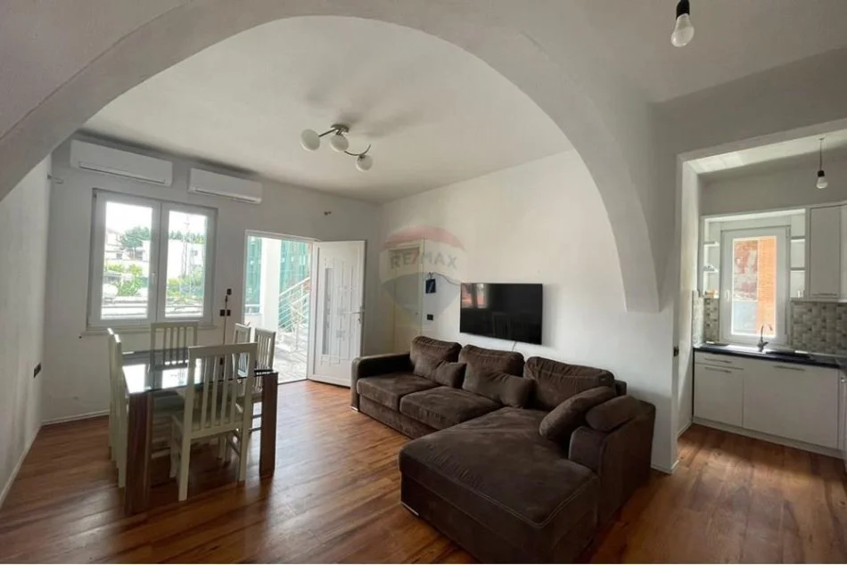 Tirane, jepet me qera apartament 3+1 Kati 3, 90 m² 400 € (Babrru)