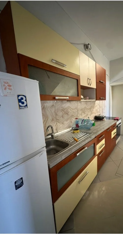 Tirane, jepet me qera garsonier Kati 3, 350 € (Stacioni i trenit)