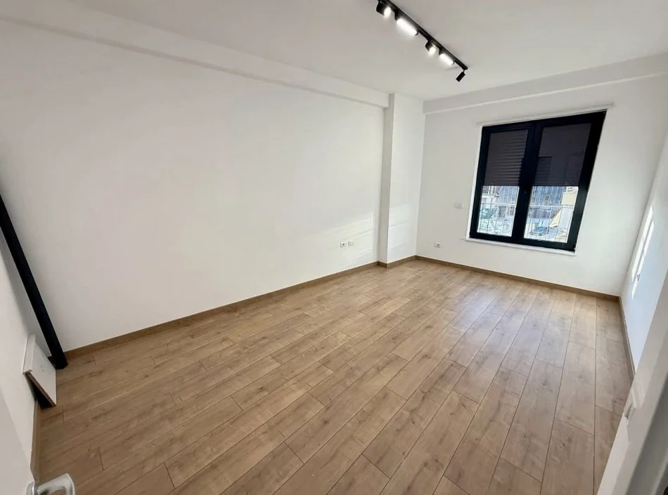 Tirane, jepet me qera apartament 2+1+Ballkon Kati 2, 92 m² 600 € (Stacioni i Trenit)