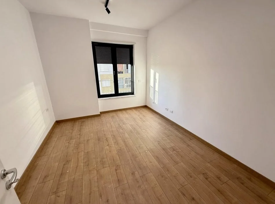 Tirane, jepet me qera apartament 2+1+Ballkon Kati 2, 92 m² 600 € (Stacioni i Trenit)