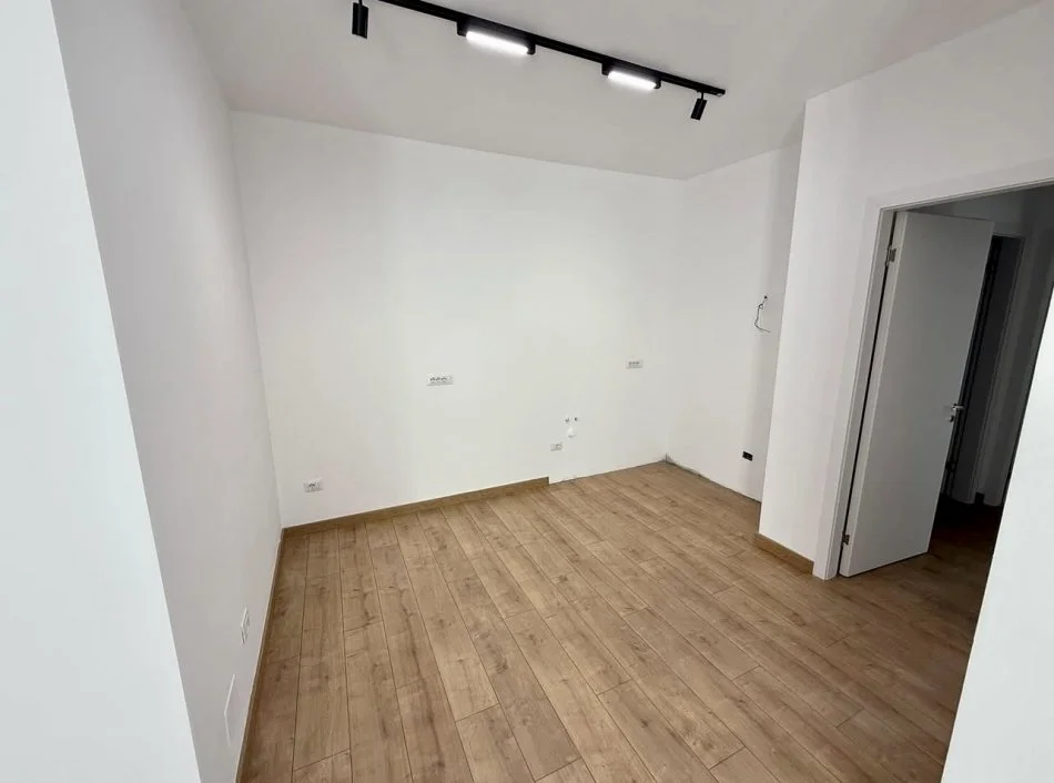 Tirane, jepet me qera apartament 2+1+Ballkon Kati 2, 92 m² 600 € (Stacioni i Trenit)