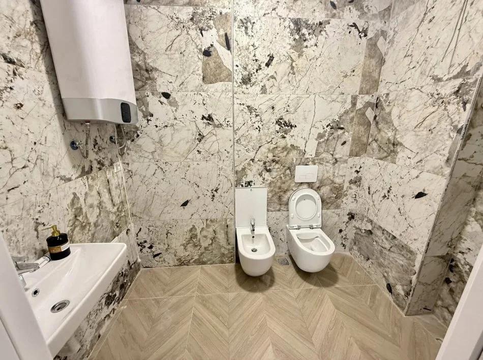 Tirane, jepet me qera apartament 2+1+Ballkon Kati 2, 92 m² 600 € (Stacioni i Trenit)