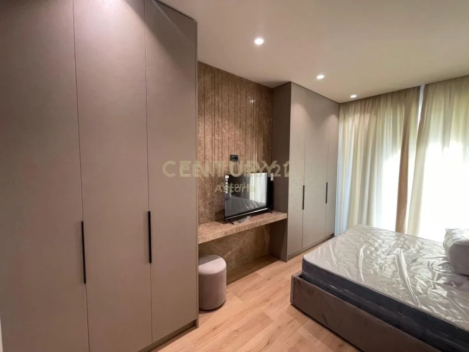 Tirane, jepet me qera apartament 2+1+Aneks+Ballkon Kati 10, 110 m² 800 € (Grand Gallery)