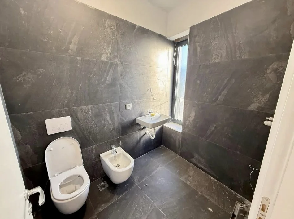 Tirane, jepet me qera apartament 2+1+Ballkon Kati 2, 92 m² 600 € (Stacioni i Trenit)