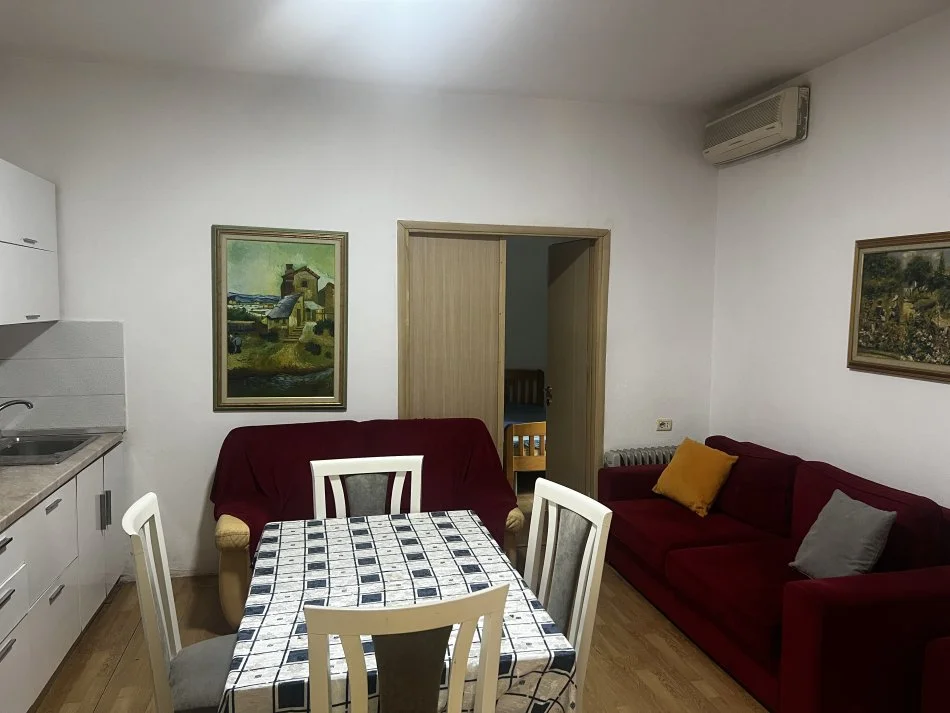 Tirane, jepet me qera apartament 1+1 Kati 2, 45 m² (Rruga Jorgjia Truja)