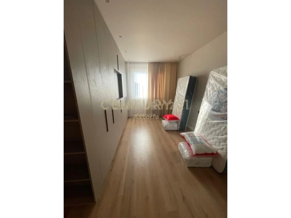 Tirane, jepet me qera apartament 2+1+Aneks+Ballkon Kati 10, 110 m² 800 € (Grand Gallery)