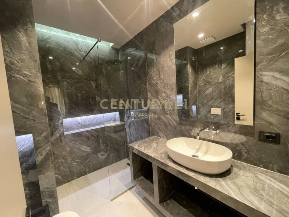 Tirane, jepet me qera apartament 2+1+Aneks+Ballkon Kati 10, 110 m² 800 € (Grand Gallery)