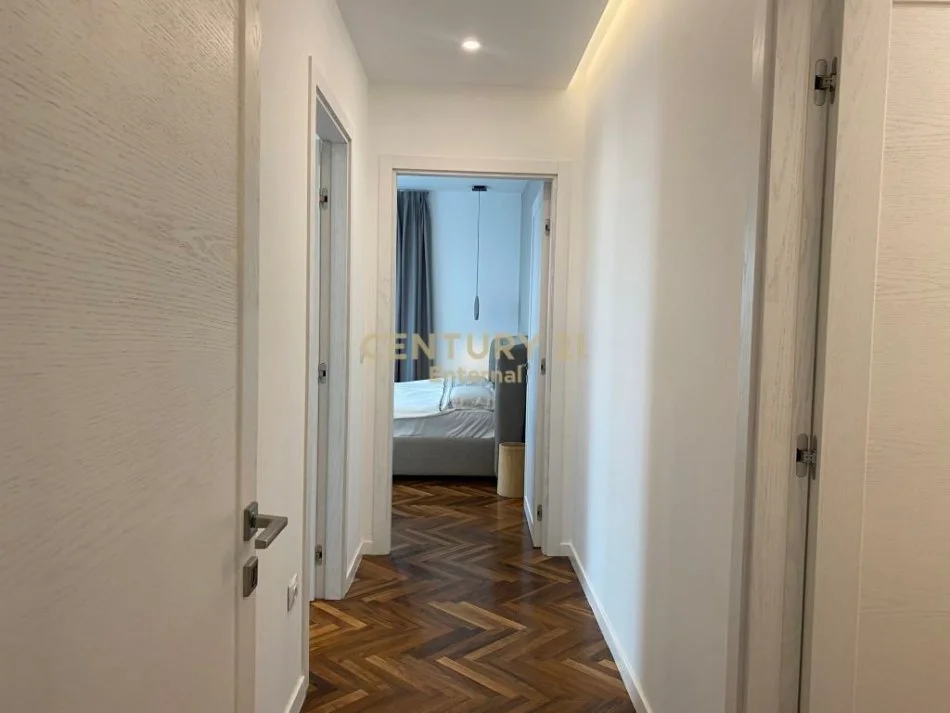 Tirane, jepet me qera apartament 2+1 Kati 13, 120 m² 2.100 € 