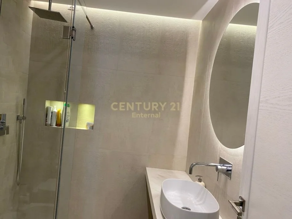 Tirane, jepet me qera apartament 2+1 Kati 13, 120 m² 2.100 € 