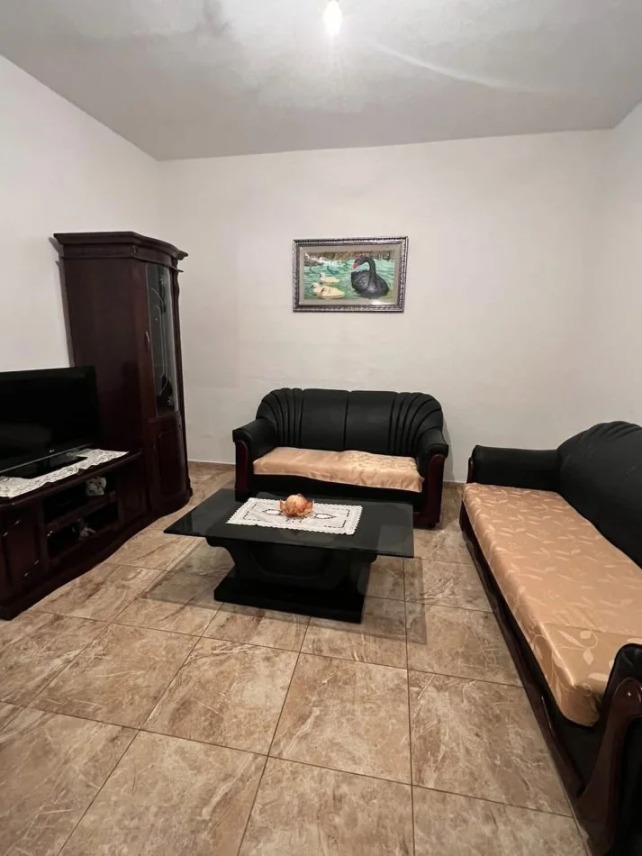 Tirane, jepet me qera shtepi 2+1 Kati 0, 50 m² 300 € (Shkolla Murat Toptani)