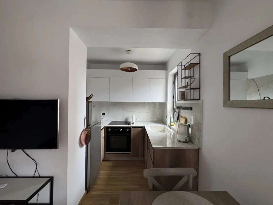 Tirane, jepet me qera apartament 1+1+Aneks Kati 2, 70 m² 650 € (Rruga Fortuzi)