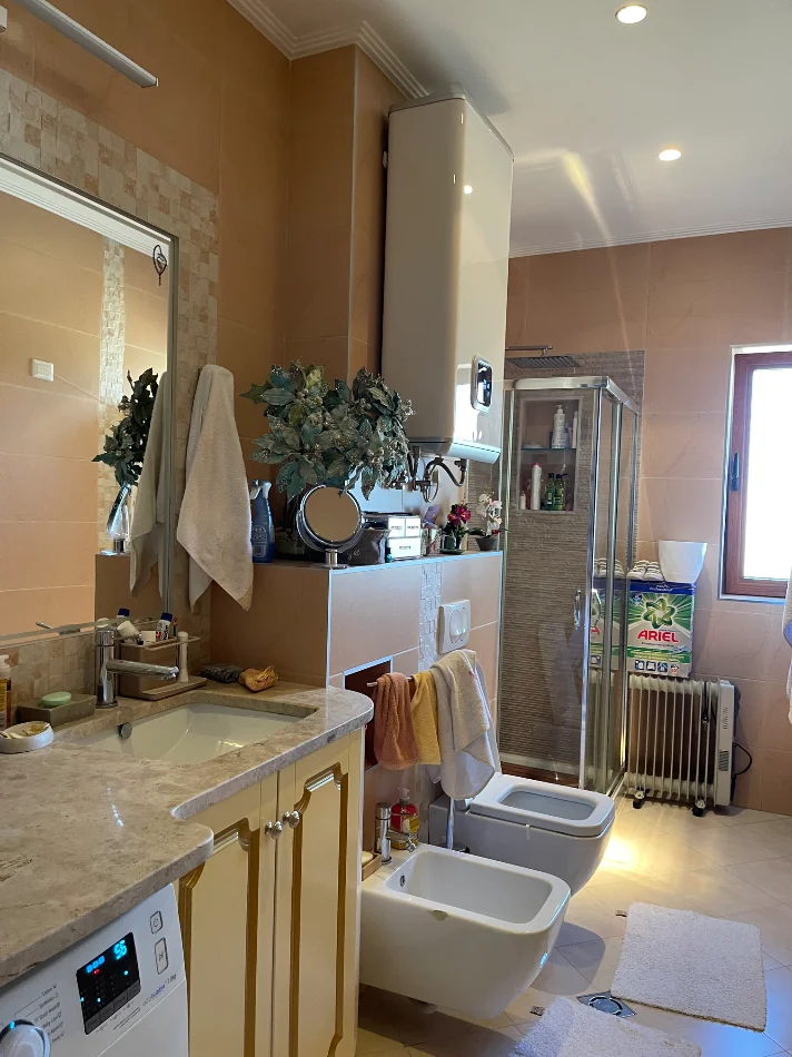 Tirane, jepet me qera apartament 1+1 Kati 5, 84 m² 700 € (Komuna e parisit)