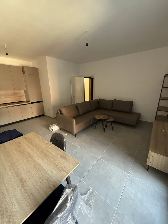 Tirane, jepet me qera apartament 1+1+Ballkon Kati 4, 80 m² 450 € (Oasis Residence)
