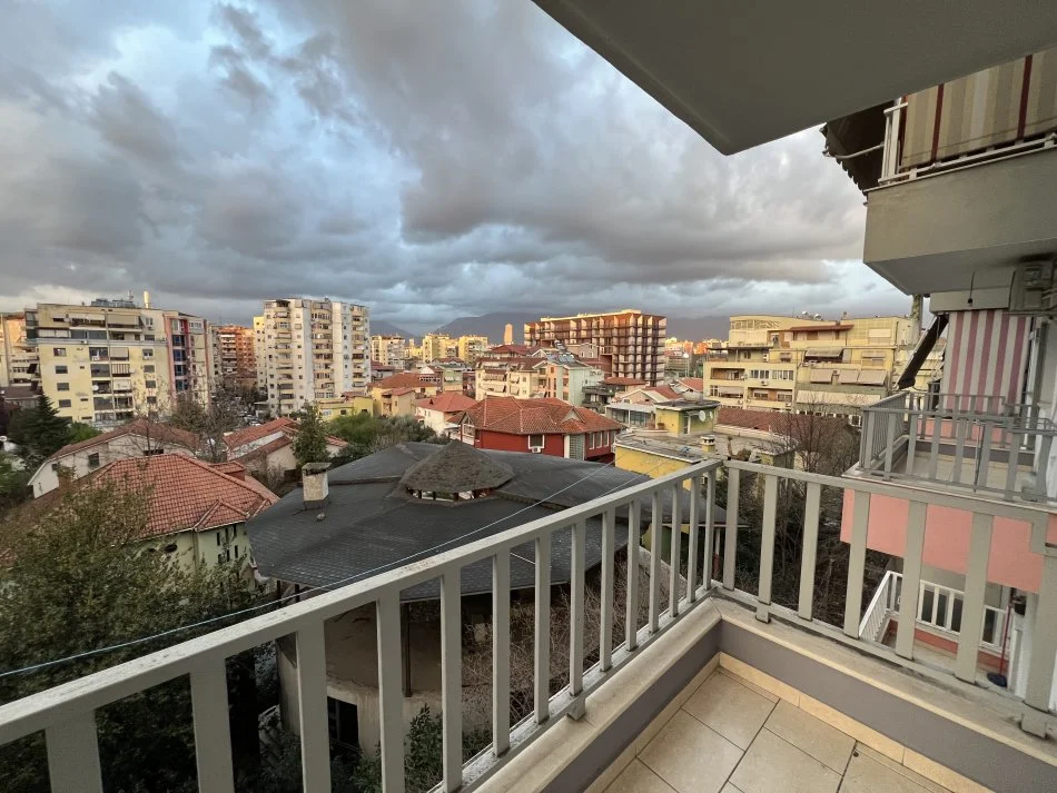 Tirane, jepet me qera apartament 2+1+Ballkon Kati 4, 86 m² 650 € (Rruga bilal golemi)