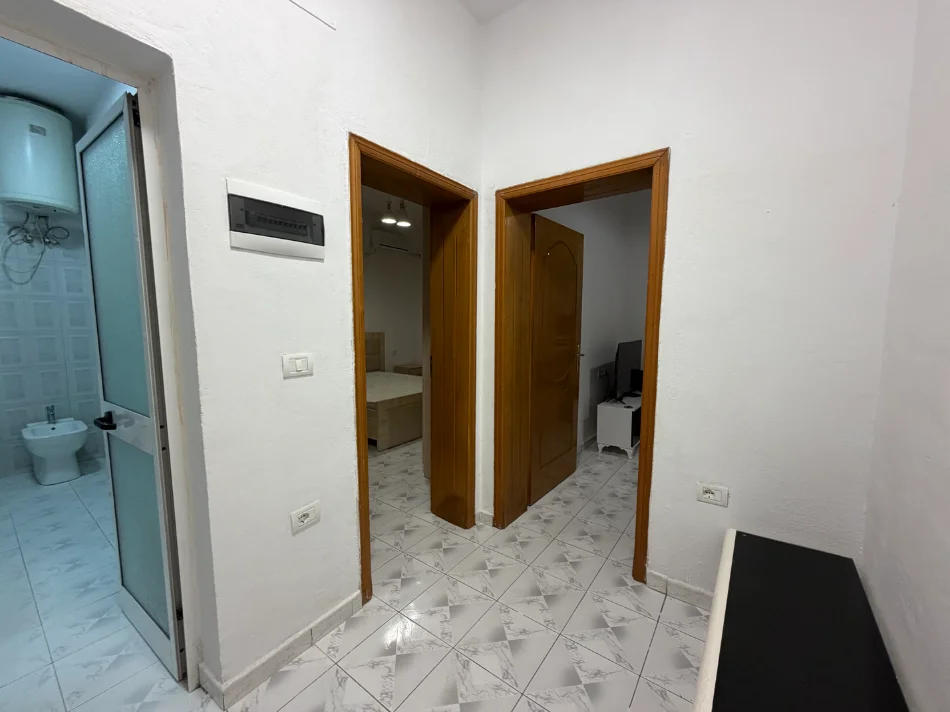 Tirane, jepet me qera apartament 1+1 , 80 m² 420 € (Spitali Qsut, Rruga Ura)