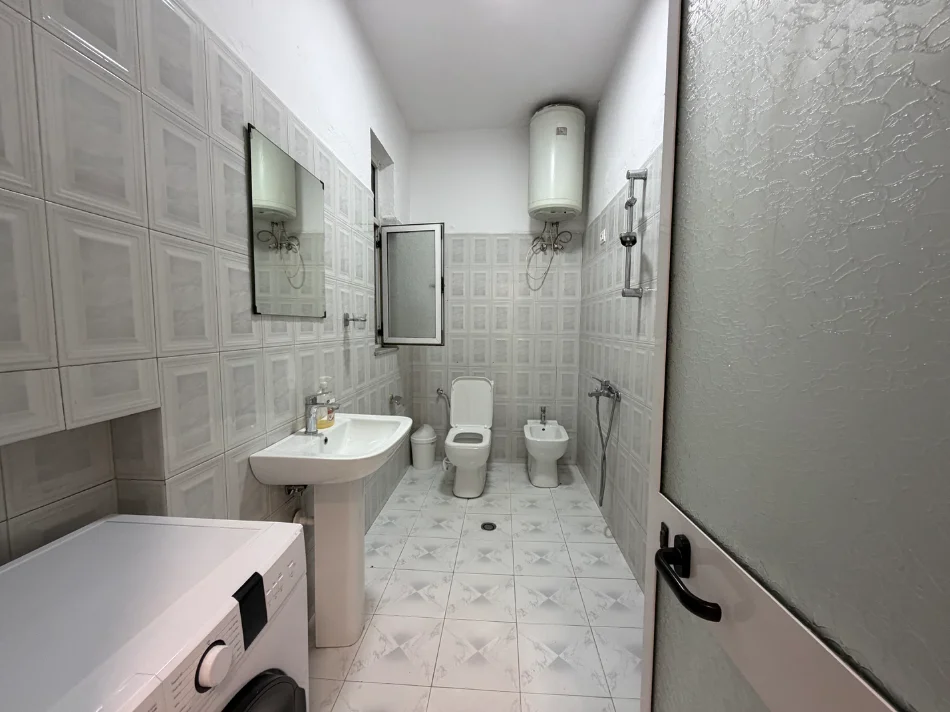 Tirane, jepet me qera apartament 1+1 , 80 m² 420 € (Spitali Qsut, Rruga Ura)