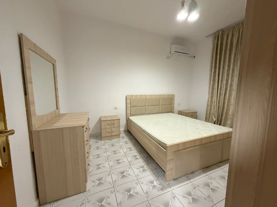 Tirane, jepet me qera apartament 1+1 , 80 m² 420 € (Spitali Qsut, Rruga Ura)