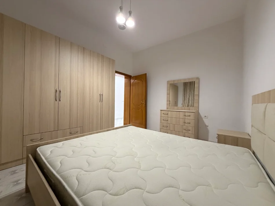 Tirane, jepet me qera apartament 1+1 , 80 m² 420 € (Spitali Qsut, Rruga Ura)