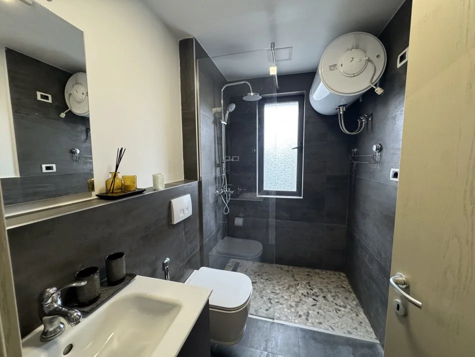 Tirane, jepet me qera apartament 1+1+Aneks Kati 2, 70 m² 650 € (Rruga Fortuzi)