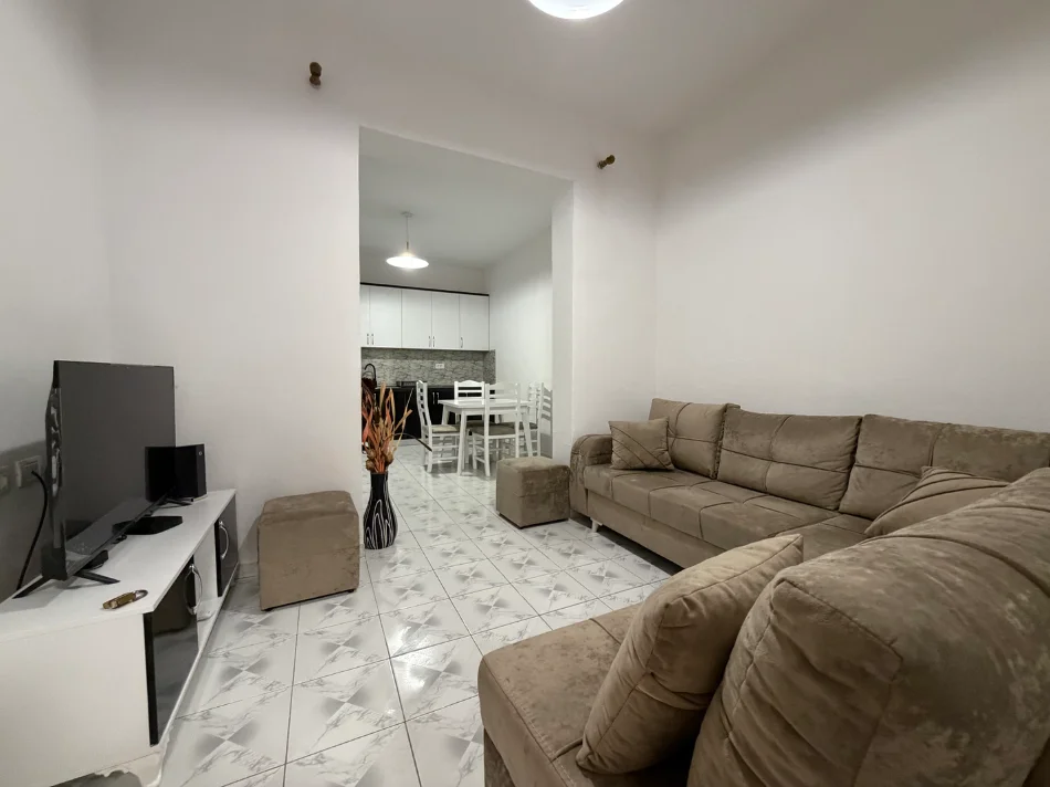 Tirane, jepet me qera apartament 1+1 , 80 m² 420 € (Spitali Qsut, Rruga Ura)
