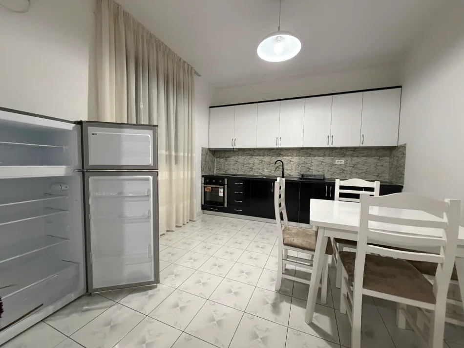 Tirane, jepet me qera apartament 1+1 , 80 m² 420 € (Spitali Qsut, Rruga Ura)