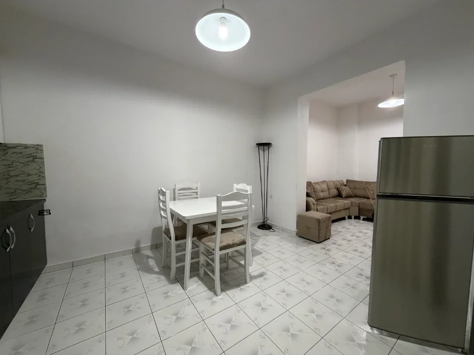 Tirane, jepet me qera apartament 1+1 , 80 m² 420 € (Spitali Qsut, Rruga Ura)