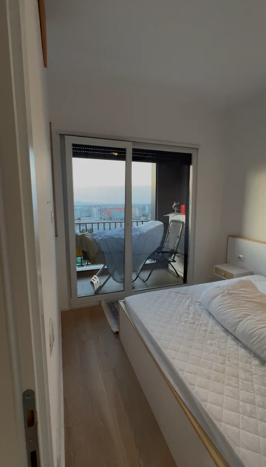 Tirane, jepet me qera apartament 1+1 Kati 10, 55 m² 450 € (Rruga Bedri Karapici perballe Amerikan 3)