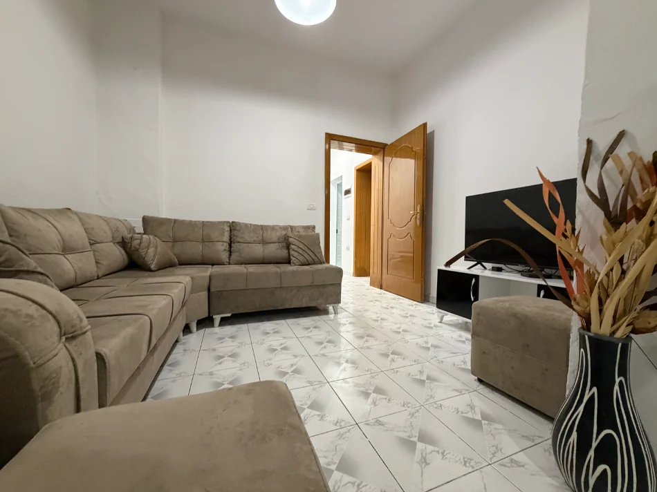 Tirane, jepet me qera apartament 1+1 , 80 m² 420 € (Spitali Qsut, Rruga Ura)
