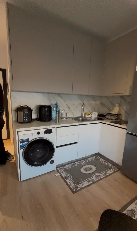 Tirane, jepet me qera apartament 1+1 Kati 10, 55 m² 450 € (Rruga Bedri Karapici perballe Amerikan 3)