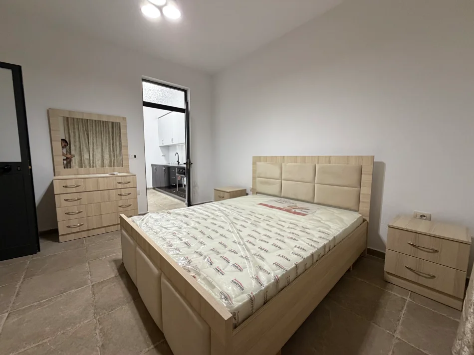Tirane, jepet me qera apartament 1+1+Ballkon Kati 0, 75 m² 370 € (Spitali QSUT)