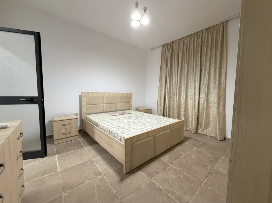 Tirane, jepet me qera apartament 1+1+Ballkon Kati 0, 75 m² 370 € (Spitali QSUT)