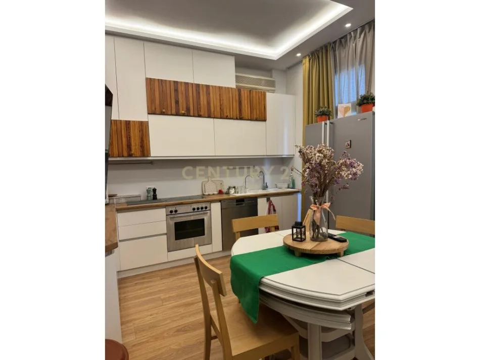 Tirane, jepet me qera apartament 2+1 Kati 3, 69 m² 800 € (Rruga e durresit)