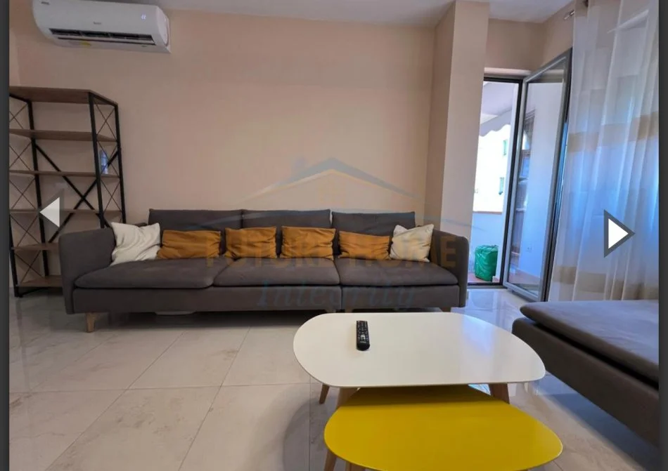 Tirane, jepet me qera apartament 2+1+Ballkon Kati 3, 80 m² 600 € (Rruga e Dibres , Kompleksi Tower Bridge)