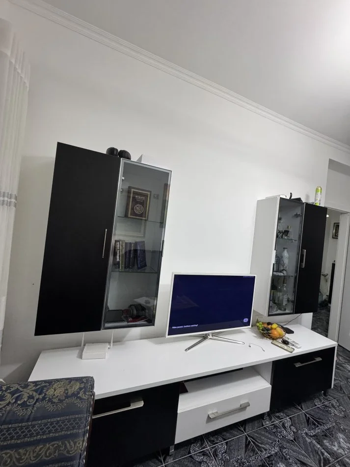 Tirane, jepet me qera apartament 2+1+Ballkon Kati 3, 90 m² 500 € (Rruga e Kavajes)