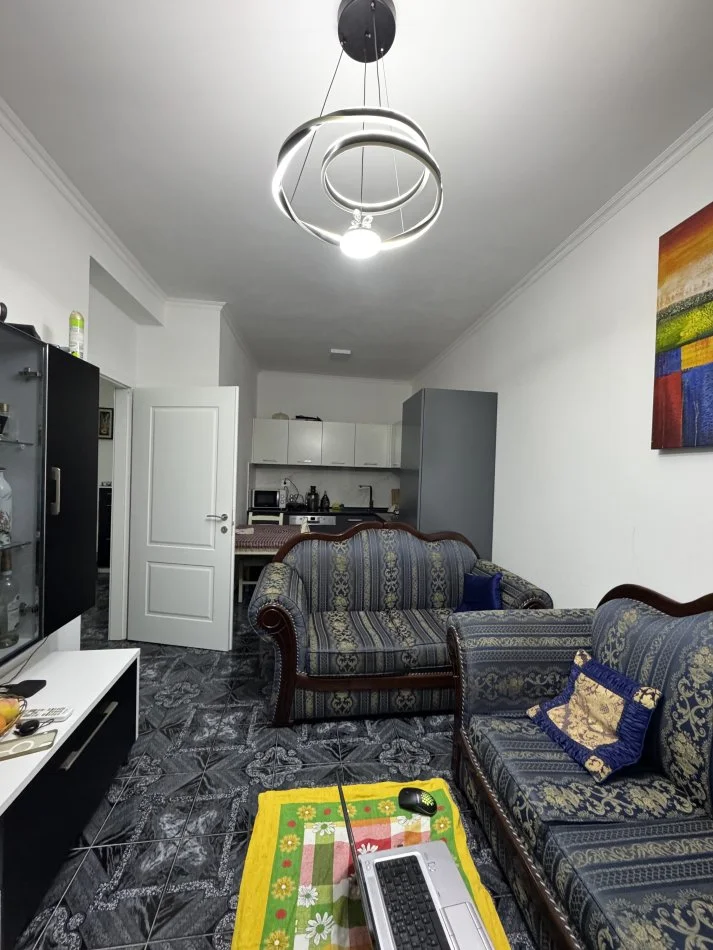 Tirane, jepet me qera apartament 2+1+Ballkon Kati 3, 90 m² 500 € (Rruga e Kavajes)
