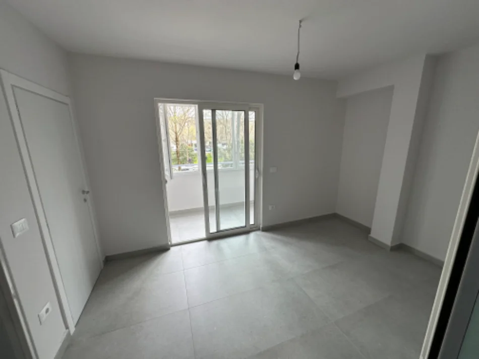 Tirane, jepet me qera zyre Kati 2, 103 m² 1.200 € (Brryl perballe Maternitetit te Ri)