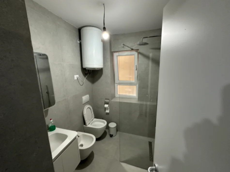 Tirane, jepet me qera zyre Kati 2, 103 m² 1.200 € (Brryl perballe Maternitetit te Ri)