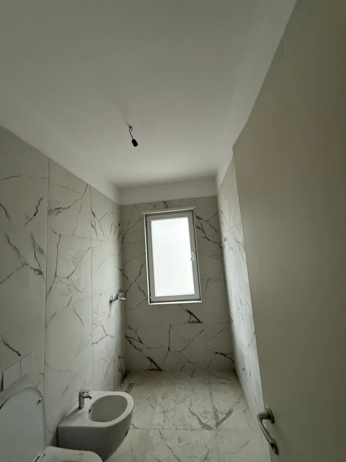 Tirane, shitet apartament 2+1+Ballkon Kati 2, 84 m² 93.000 € (Univers City Prane Parkut Gati Per Banim)