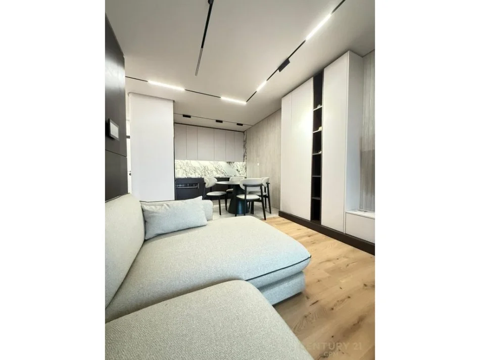 Tirane, jepet me qera apartament 1+1+Aneks+Ballkon Kati 13, 74 m² 1.200 € (GOLDEN TOWER)