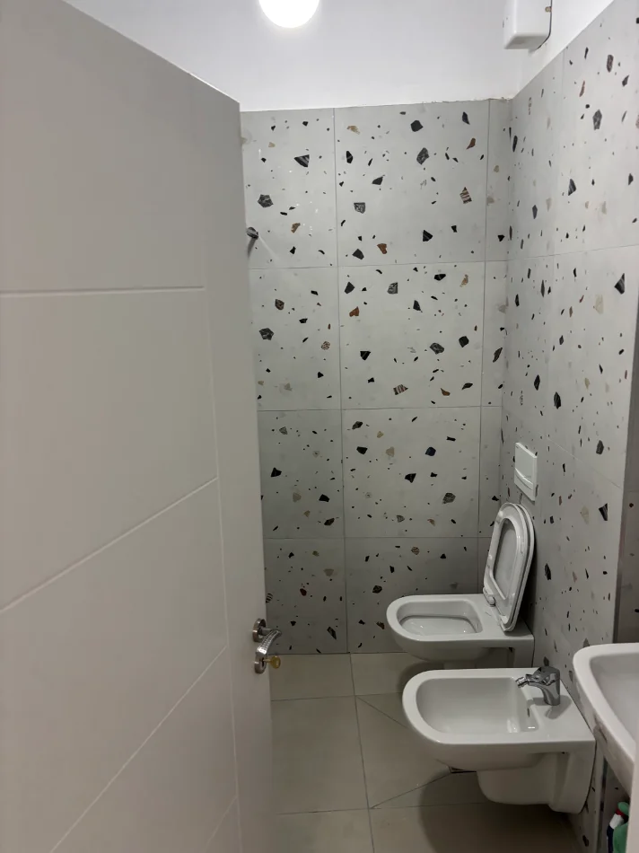 Tirane, jepet me qera apartament 1+1+Ballkon Kati 7, 78 m² 550 € (Kompleksi i arb-trans)