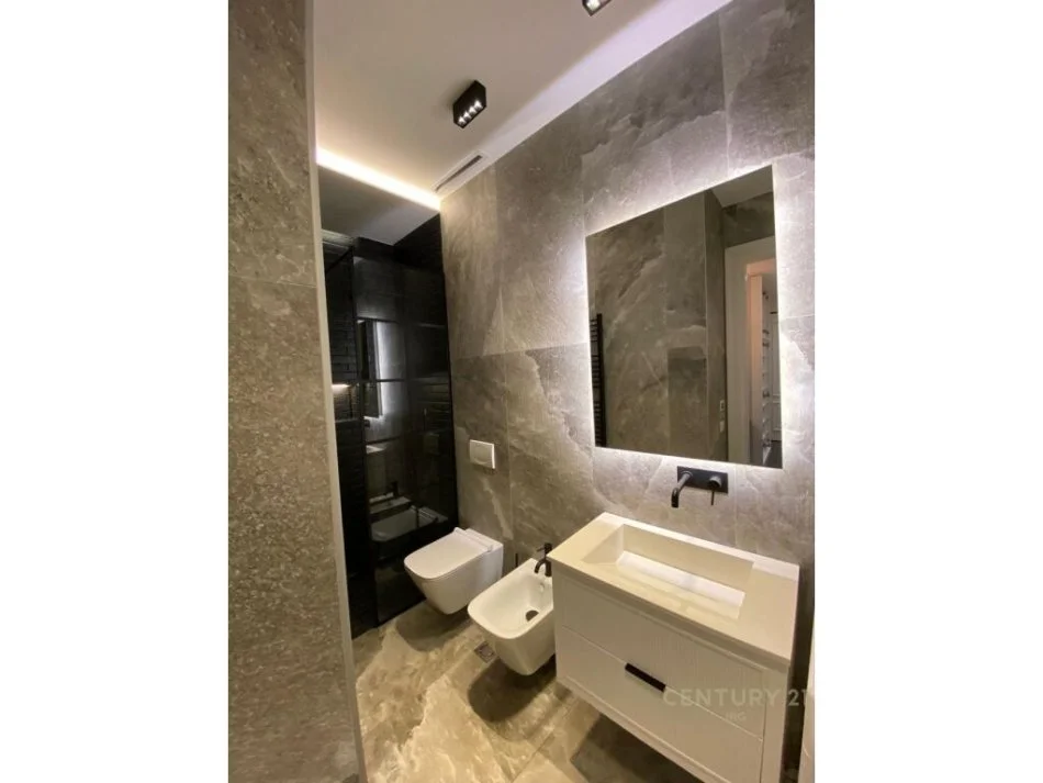 Tirane, jepet me qera apartament 1+1+Ballkon Kati 5, 70 m² 1.000 € 