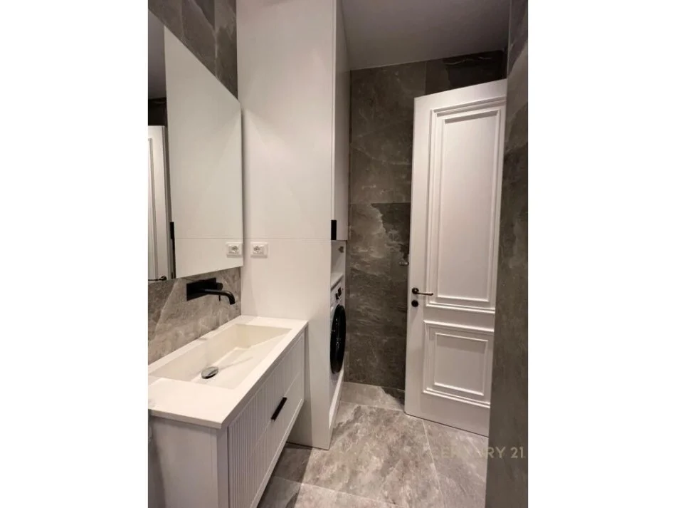 Tirane, jepet me qera apartament 1+1+Ballkon Kati 5, 70 m² 1.000 € 