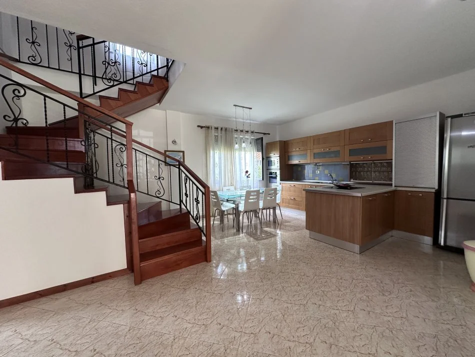 Tirane, jepet me qera apartament duplex 3+1+Aneks+Ballkon Kati 2, 165 m² 600 € 
